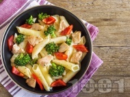 Салата с макарони / паста, пилешки хапки от филе и пресни зеленчуци (броколи и чушки)